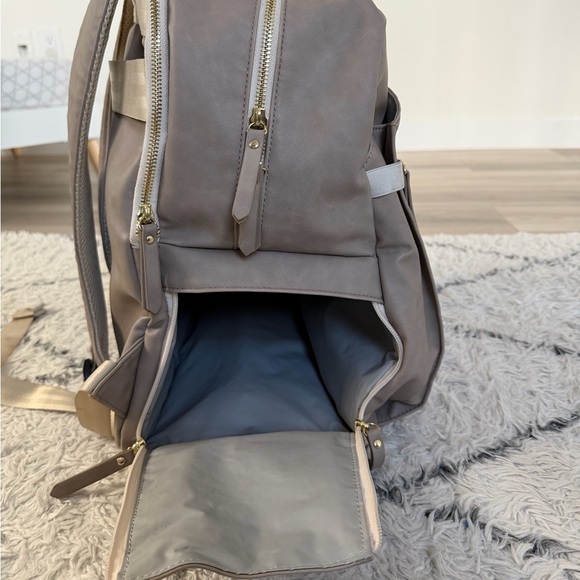 Petunia Pickle Bottom Stylish Gray Diaper Bag and accessories. - Picture 4 of 4